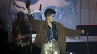 Alba Flores canta Arriba los corazones durante el concierto homenaje