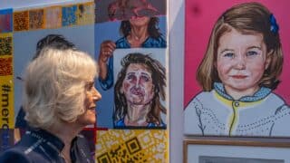 La reina Camilla se reune con la talentosa retratista espanola