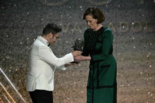 Sigourney Weaver emocionada al recibir el premio Goya Internacional y