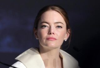 1716156085 Emma Stone se topa con una reportera durante el festival