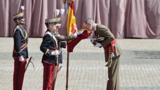 Felipe VI jura bandera como rey por primera vez con