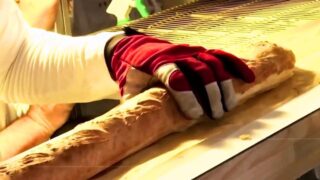 Los franceses hornean el baguette mas largo del mundo en